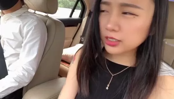 台湾SWAG女主播daisybaby超飢渴搭uber跟司機車震口爆