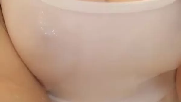 美女用牛奶洗自己的巨乳